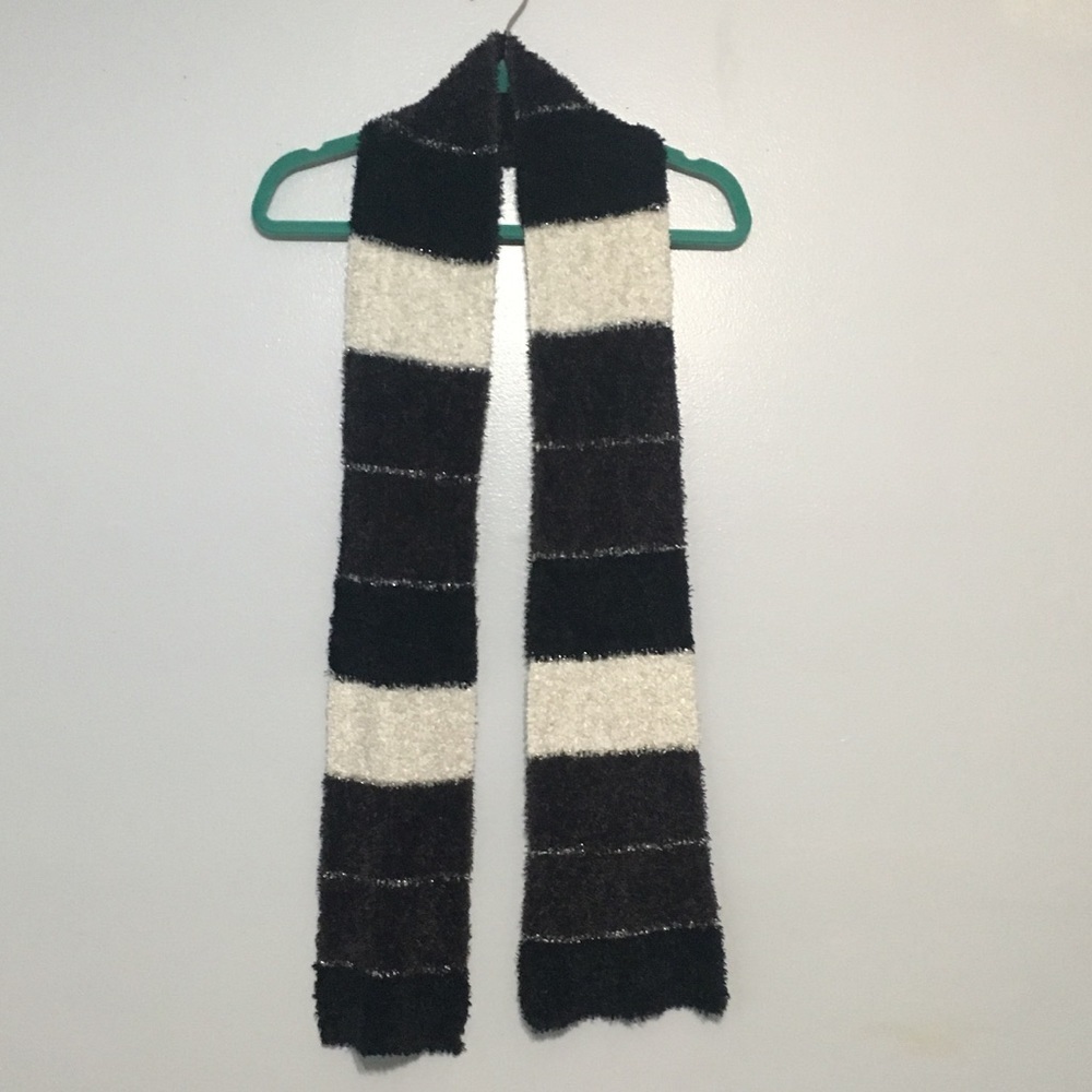 Black and white scarf